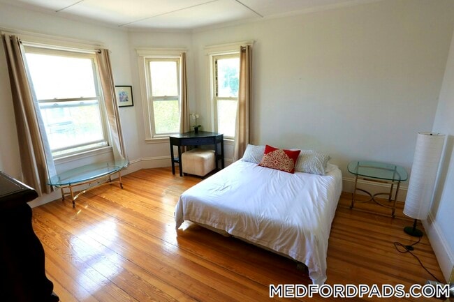 124 Forest St, Unit 2 in Medford, MA - Building Photo - Building Photo