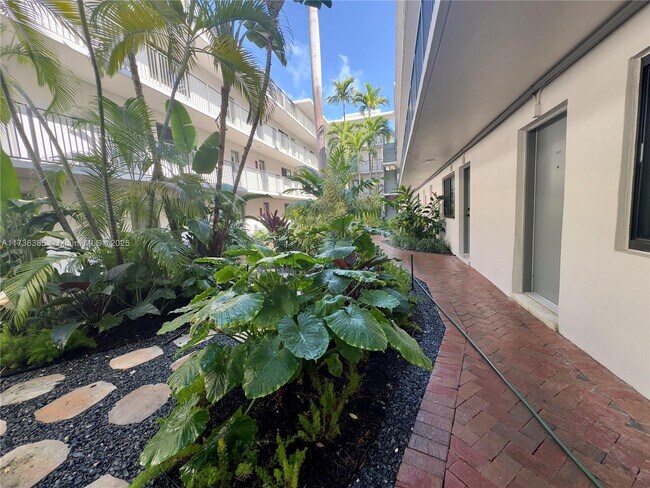 3242 Mary St, Unit S115 in Miami, FL - Foto de edificio - Building Photo