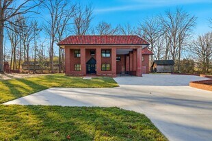 2113 W Madison Ave in Athens, TN - Building Photo