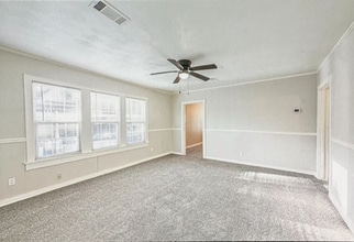 208 W Lobit Ave in Baytown, TX - Building Photo - Building Photo