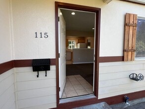 115 Cedar Ln in Wood Village, OR - Building Photo - Building Photo
