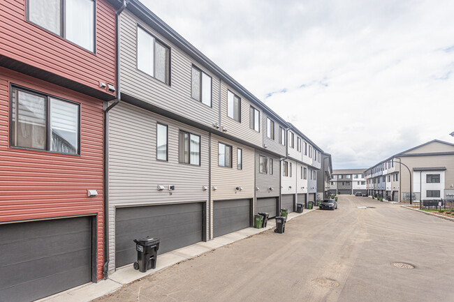 The Enclave Townhomes in Edmonton, AB - Building Photo - Building Photo