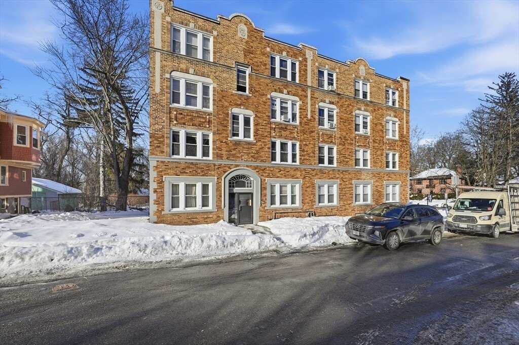 62 Warner St in Springfield, MA - Building Photo