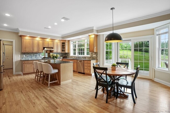18 Beaver Dam Rd in Newtown, CT - Building Photo - Building Photo