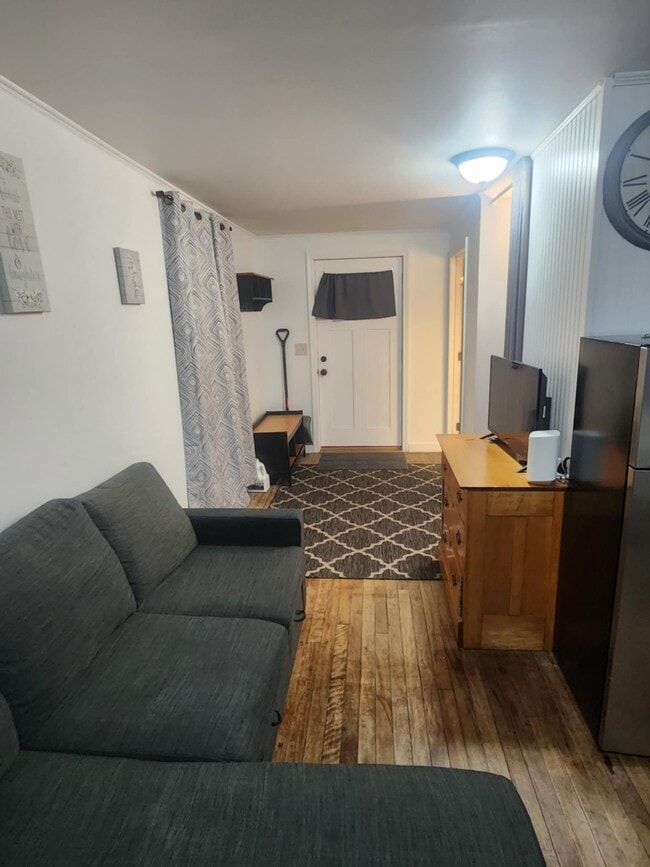 1 Maple St, Unit Studio in Windsor, VT - Foto de edificio - Building Photo