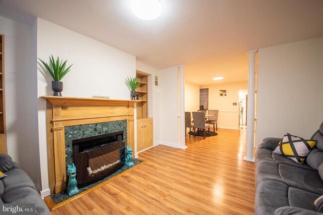 property at 913 W Lombard St