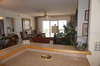 4900 Brittany Dr S in St. Petersburg, FL - Foto de edificio - Building Photo