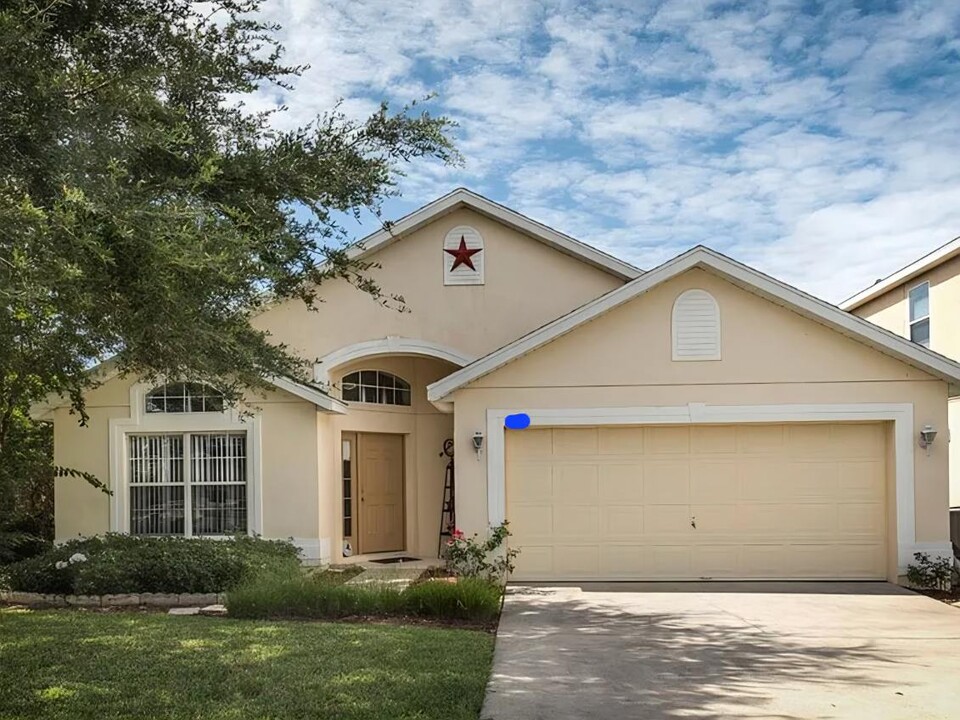 2336 Sabastian St in Mount Dora, FL - Building Photo