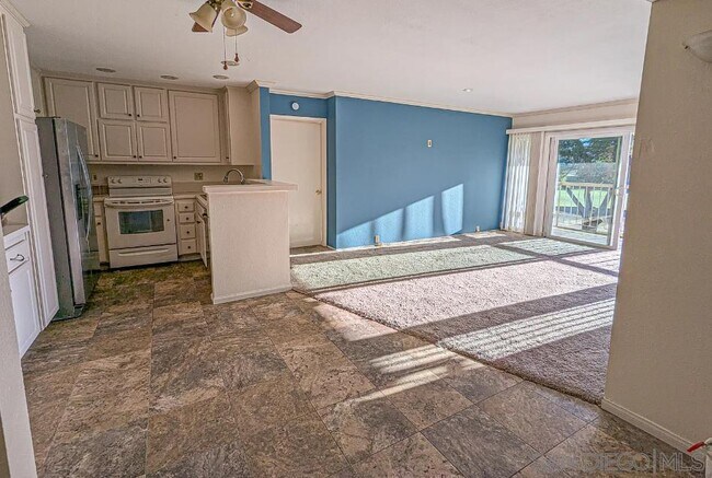 12565 Oaks N Dr in San Diego, CA - Building Photo - Building Photo