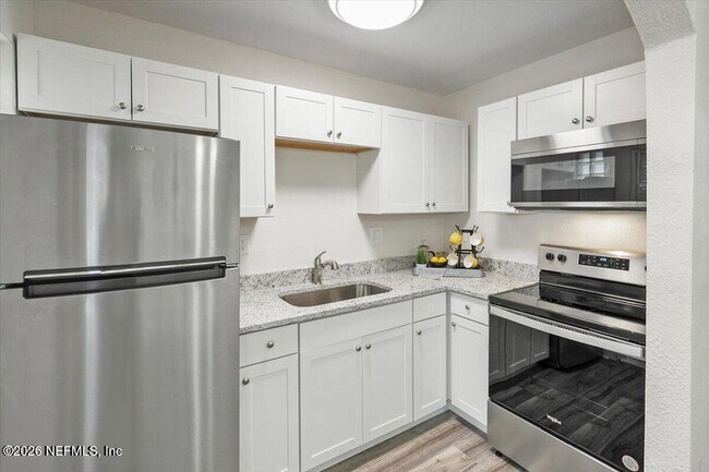 93 Lewis St in Atlantic Beach, FL - Foto de edificio - Building Photo