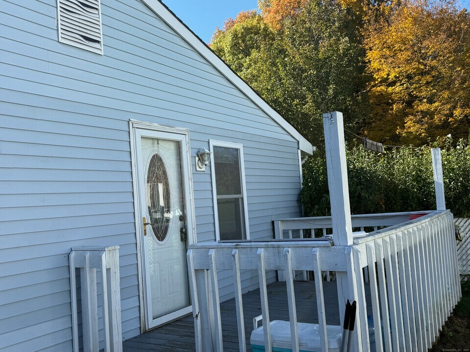 29 Meeting House Ln in Ledyard, CT - Building Photo