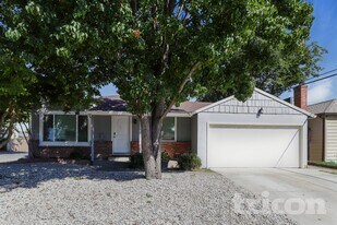 5041 Whittier Dr in Sacramento, CA - Building Photo