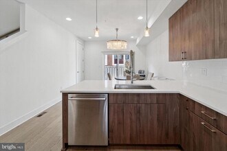 322 Fairmount Ave in Philadelphia, PA - Building Photo - Building Photo