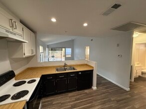 7135 Shadow Crest Dr in Las Vegas, NV - Foto de edificio - Building Photo