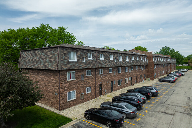 Bay Colony Condominiums in Des Plaines, IL - Building Photo - Building Photo