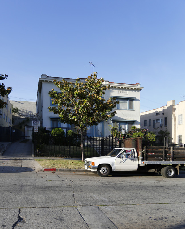 2826 Leeward Ave in Los Angeles, CA - Foto de edificio - Building Photo