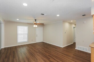 441 NW Jayellen Ave in Burleson, TX - Foto de edificio - Building Photo