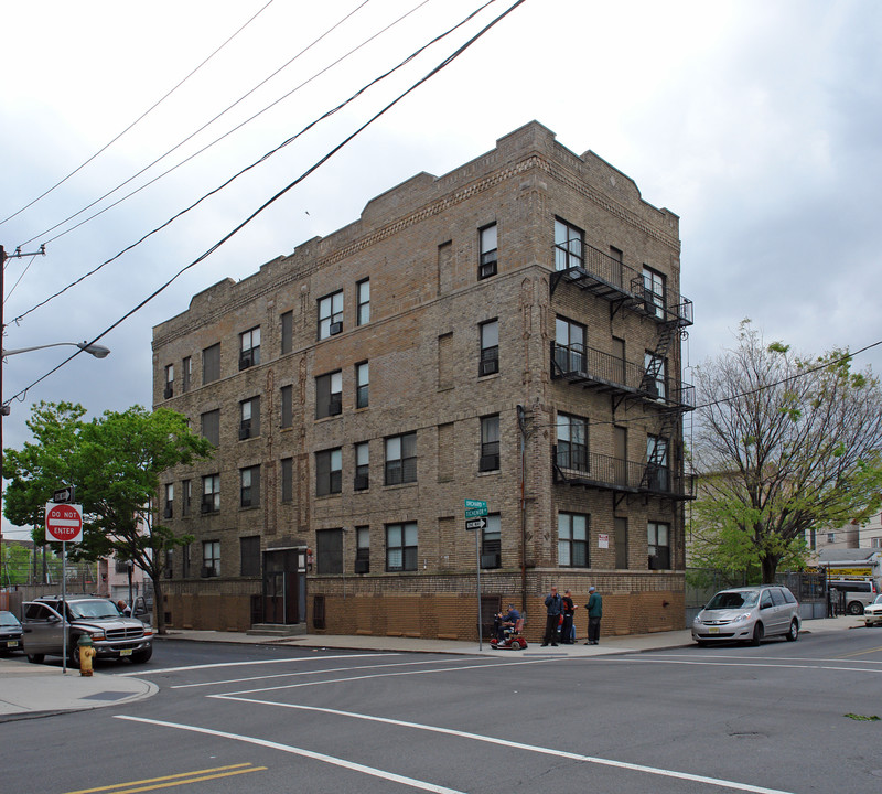 31 Tichenor St in Newark, NJ - Building Photo