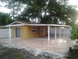 5738 Palmer Blvd in Sarasota, FL - Building Photo