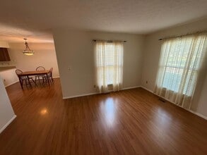 430 Williamsburg Ln NW in Lancaster, OH - Building Photo - Building Photo