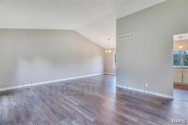 5227 Suntrail Dr in Florissant, MO - Building Photo - Building Photo