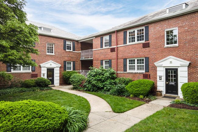 Arlington Oaks in Arlington, VA - Building Photo - Building Photo