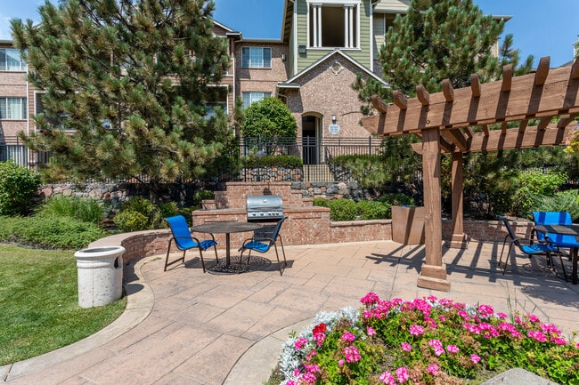 Indigo Creek Apartments in Thornton, CO - Foto de edificio - Building Photo