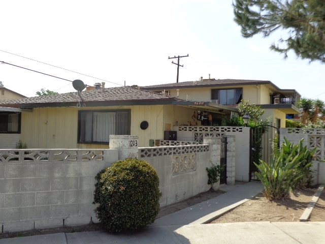 1203 W Rosewood Ct in Ontario, CA - Building Photo