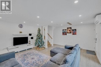 242 Milestone Crescent in Aurora, ON - Building Photo - Building Photo