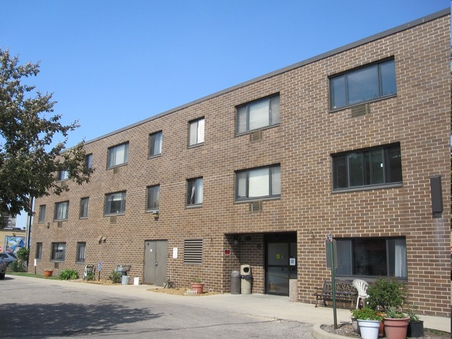 Oakridge Apartments in Rochester, MN - Building Photo - Building Photo