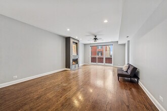 1610 W Grand Ave in Chicago, IL - Building Photo - Building Photo