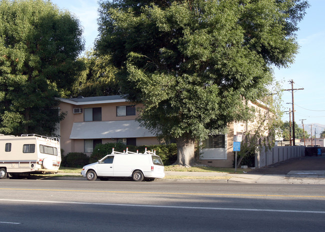 19419 Victory Blvd in Reseda, CA - Building Photo - Building Photo