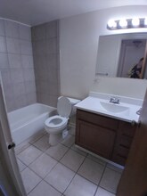 3300 Kenmore Rd, Unit 206 in Berkley, MI - Building Photo - Building Photo