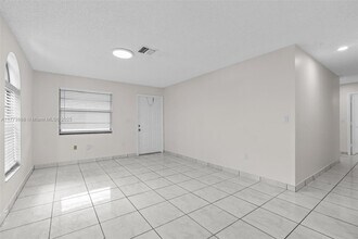 5645 Taft St, Unit 5645 in Hollywood, FL - Foto de edificio - Building Photo
