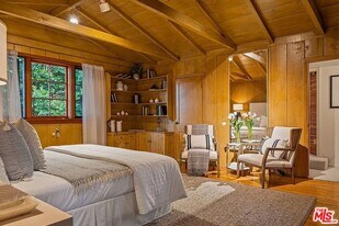 1357 Beverly Estate Dr in Beverly Hills, CA - Building Photo