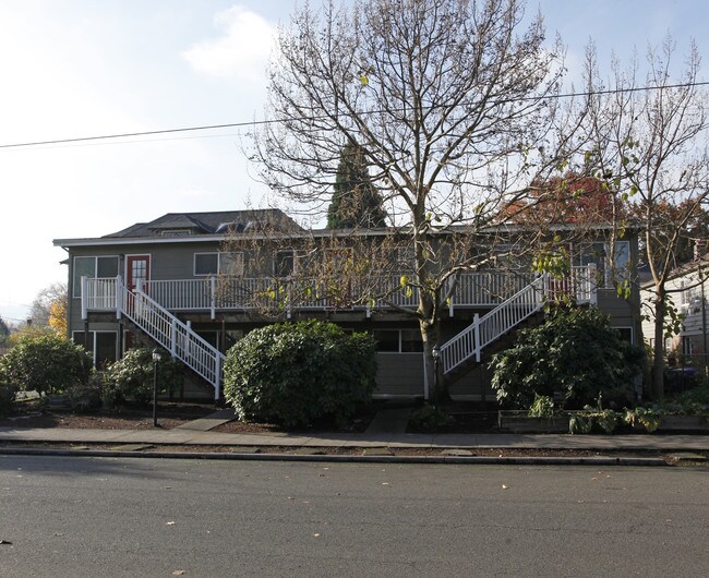 1131 SE 17th Ave in Portland, OR - Foto de edificio - Building Photo