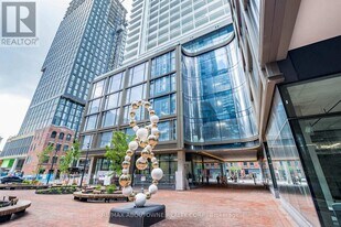 88 Queen St E in Toronto, ON - Building Photo