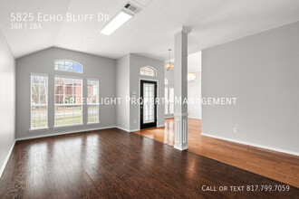 5825 Echo Bluff Dr in Haltom City, TX - Foto de edificio - Building Photo