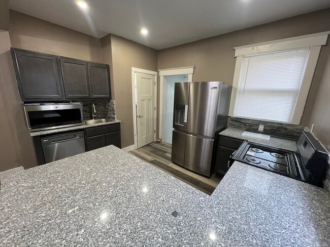 610 W Armstrong Ave in Peoria, IL - Building Photo - Building Photo