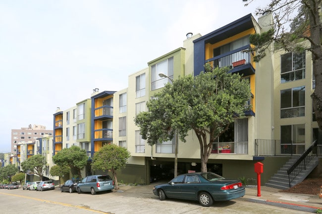 Mt. Sutro Apartments in San Francisco, CA - Foto de edificio - Building Photo