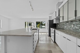 2313 SE Mariposa Ave in Port St. Lucie, FL - Building Photo - Building Photo