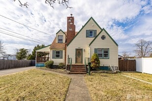 165 MacArthur Ave in Sayreville, NJ - Building Photo