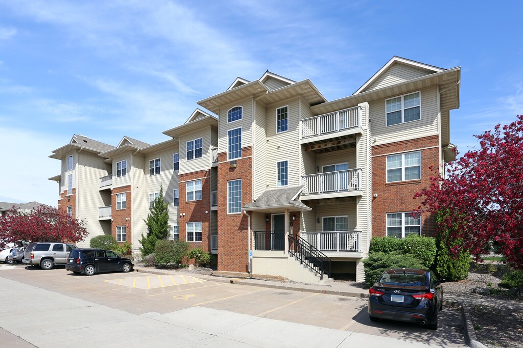 Eagles Crest Apartments in Davenport, IA
