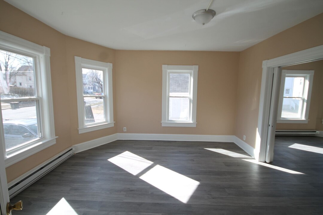 8-10 Washington St in Chicopee, MA - Building Photo