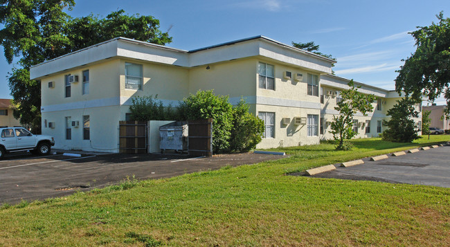 Golden Palms Apartments in Margate, FL - Foto de edificio - Building Photo