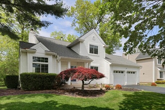 160 Buttonwood Dr in Piscataway, NJ - Foto de edificio - Building Photo