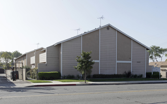 Commonwealth Village Apartments in Fullerton, CA - Foto de edificio - Building Photo