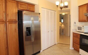 5900 Bahia Del Mar Cir N in St. Petersburg, FL - Building Photo - Building Photo