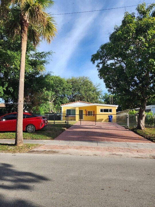 1582 NE 172nd St in North Miami Beach, FL - Building Photo