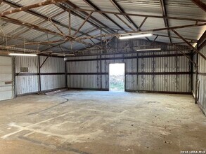 765 Patton Rd in Somerset, TX - Foto de edificio - Building Photo